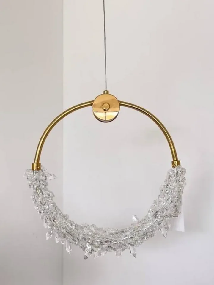 Zbliżenie na detal wykończenia Żyrandola Kryształowego Złotego, pokazujące jego elegancję w ofercie Primavera Home.