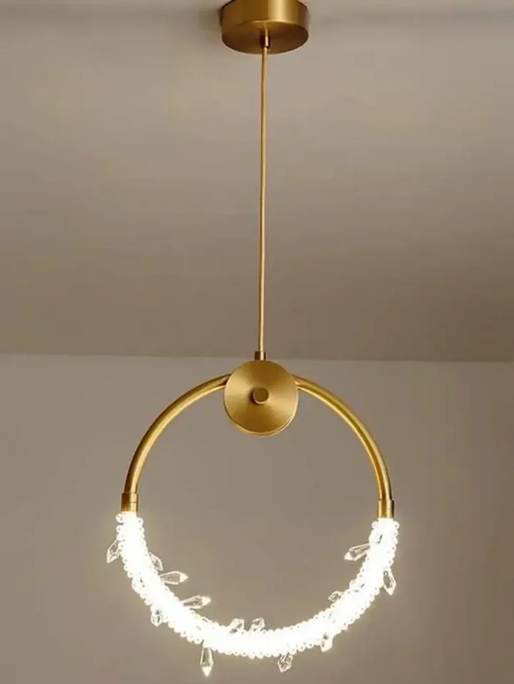 Ekspozycja Żyrandola Kryształowego Złotego w showroomie, prezentująca jego unikalny design od Primavera Home.