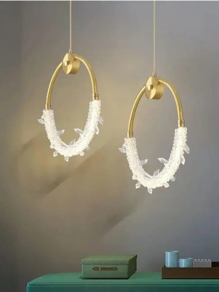 Żyrandol Kryształowy Złoty w jasnym wnętrzu, dodający przestrzeni elegancji od Primavera Home.