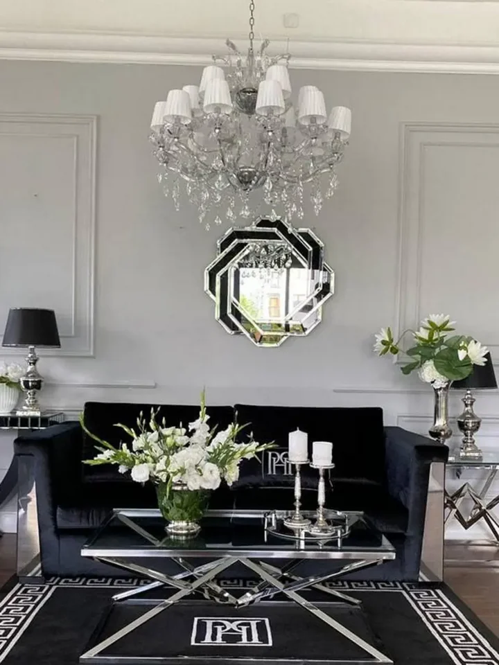 Zestawienie żyrandola z meblami na zamówienie, tworzące spójną i elegancką przestrzeń. Oferowane przez Primavera Home.