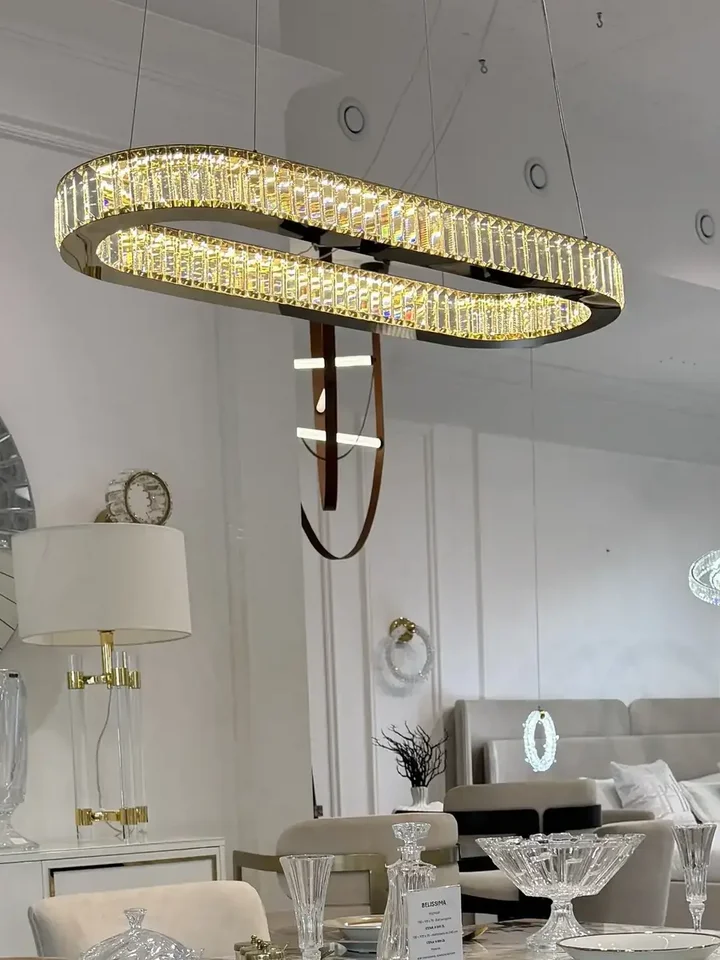 Owalny Żyrandol Kryształowy Eclipse Złoty – Luksusowa Lampa Liniowa nad Stół w zbliżeniu, podkreślający jego elegancję i klasę, dostępny w Primavera Home.
