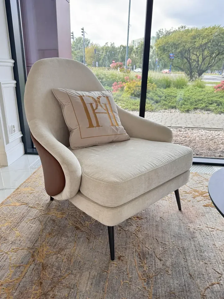 Designerski Fotel Linea z Podnóżkiem – Nowoczesny i Tapicerowany z bliskiego widoku na podnóżek. Aranżacja nowoczesnego wnętrza od Primavera Home.