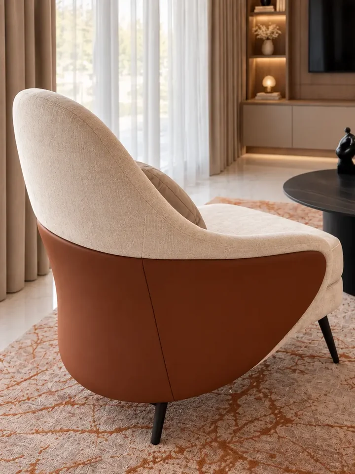 Designerski Fotel Linea z Podnóżkiem – Nowoczesny i Tapicerowany w perspektywie z tyłu. Ekspozycja w salonie od Primavera Home.