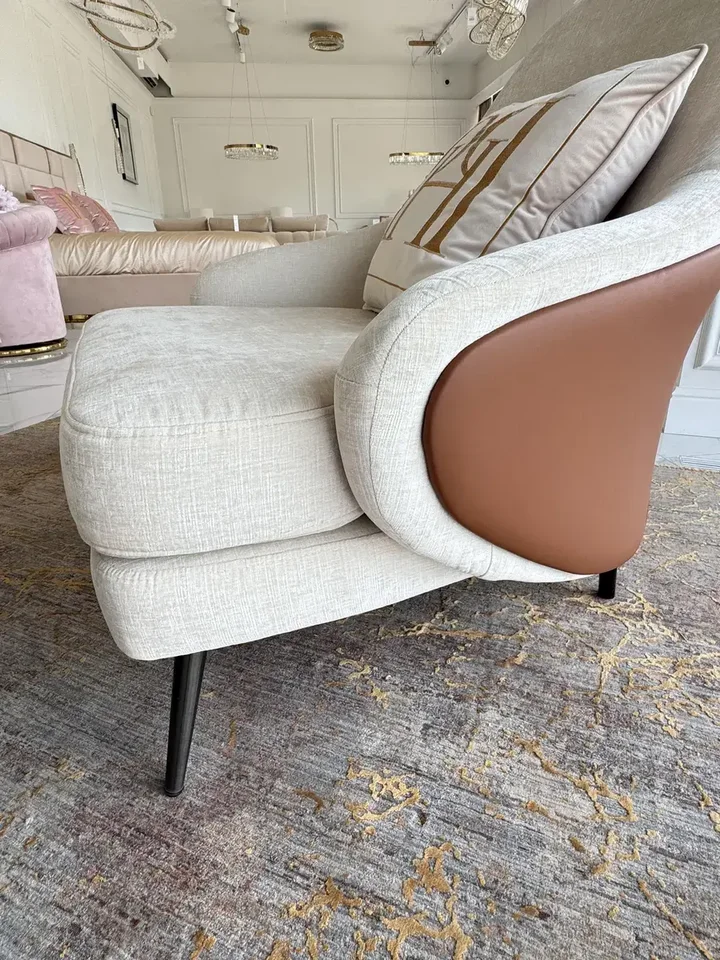 Designerski Fotel Linea z Podnóżkiem – Nowoczesny i Tapicerowany z detalem wykończenia. Meble na zamówienie od Primavera Home.