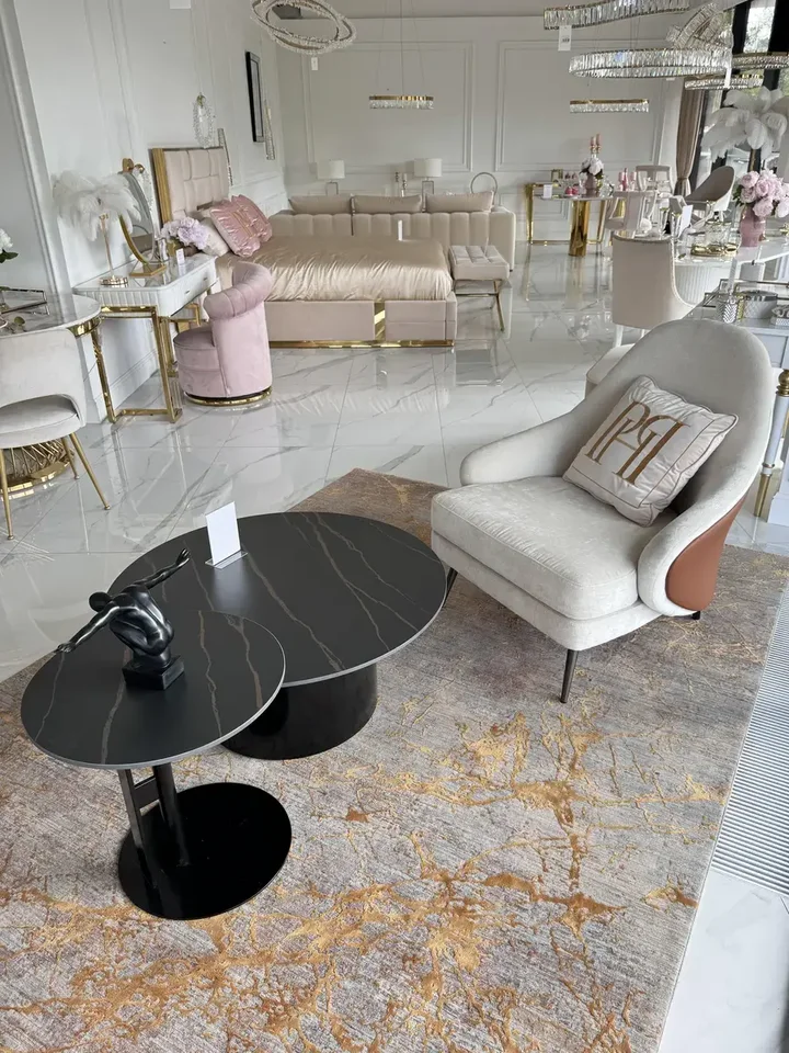 Designerski Fotel Linea z Podnóżkiem – Nowoczesny i Tapicerowany z widoku z góry. Detal wykończenia od Primavera Home.