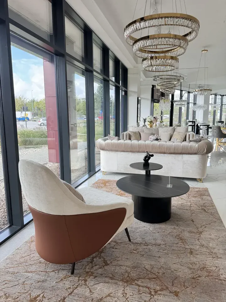 Designerski Fotel Linea z Podnóżkiem – Nowoczesny i Tapicerowany w aranżacji nowoczesnego salonu. Meble na zamówienie od Primavera Home.