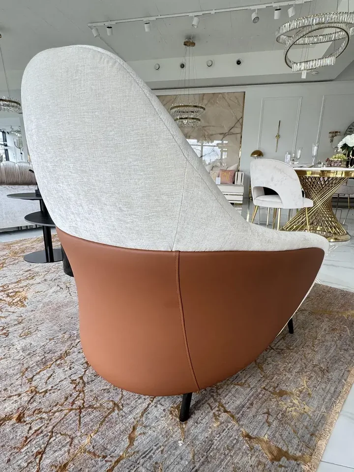 Designerski Fotel Linea z Podnóżkiem – Nowoczesny i Tapicerowany z widoku aneksy. Ekspozycja w salonie od Primavera Home.