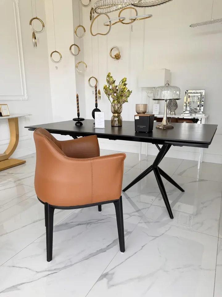 Designerskie krzesło w aranżacji nowoczesnego wnętrza salonu. Meble na zamówienie od Primavera Home.