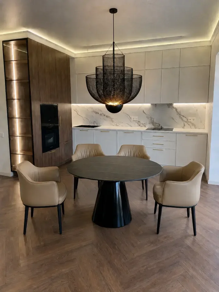 Widok od tyłu na designerskie krzesło drewniane MODERN w nowoczesnym wnętrzu salonu. Aranżacja od Primavera Home.