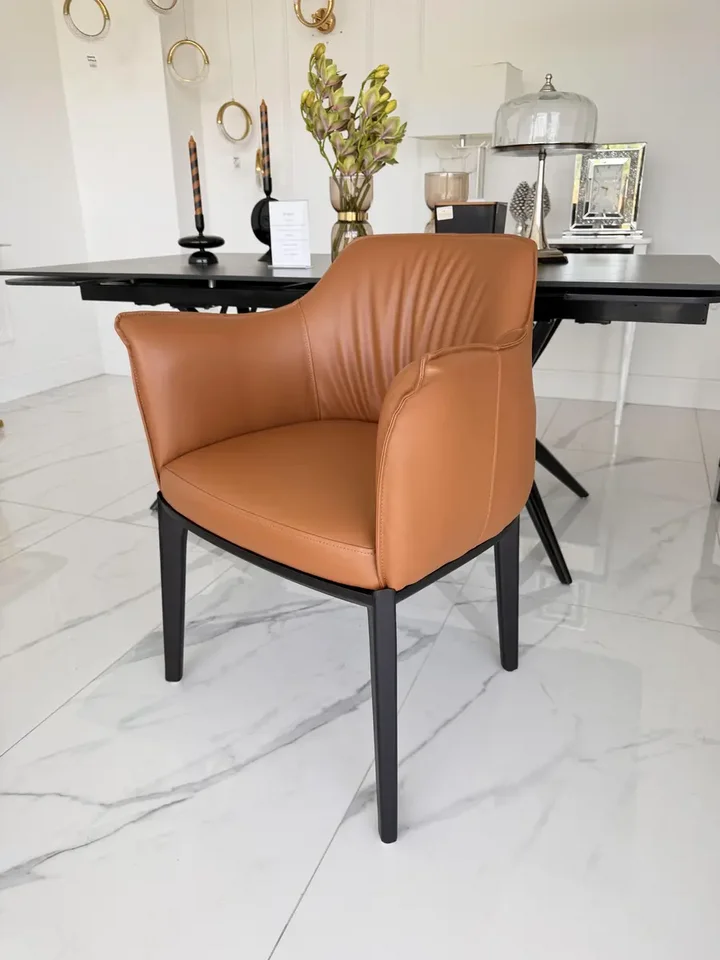 Designerskie krzesło drewniane do jadalni w stylu nowoczesnym MODERN widziane z boku. Stylowa ekspozycja w salonie od Primavera Home.