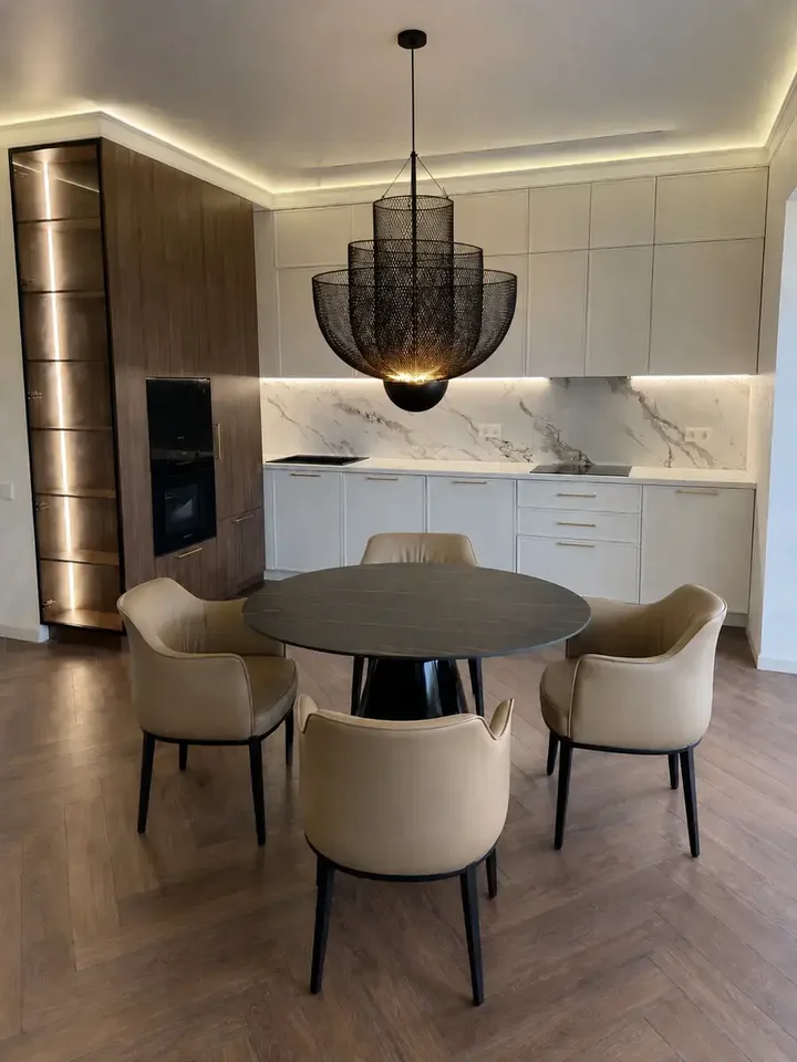 Stylowy detal designerskiego krzesła drewnianego MODERN. Meble na zamówienie od Primavera Home.