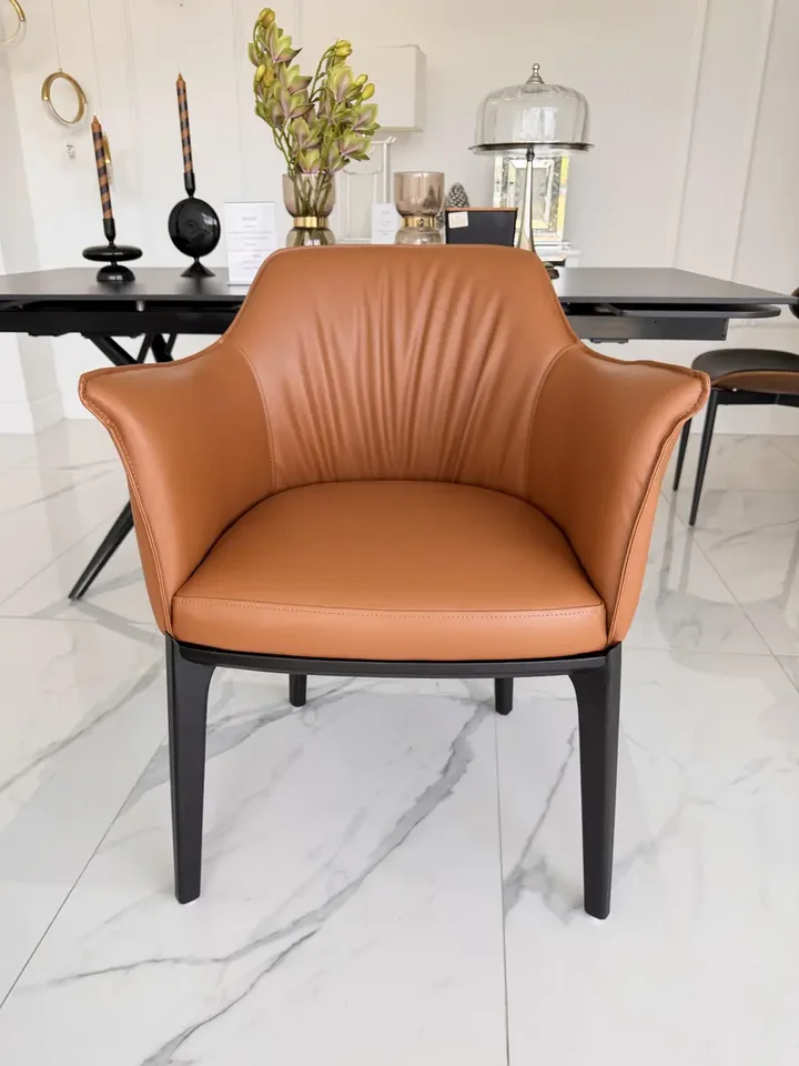 Widok z góry na designerskie krzesło drewniane MODERN. Detal wykończenia od Primavera Home.