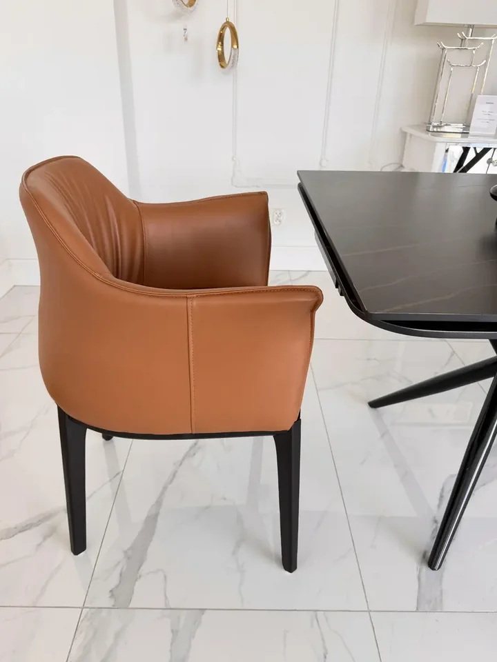 Krzesło MODERN w ekscytującej ekspozycji showroomowej. Meble na zamówienie od Primavera Home.