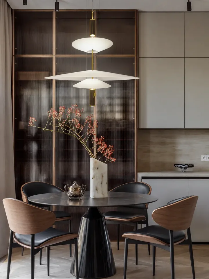 Stylowa aranżacja salonu z designerskim krzesłem, które świetnie wpisuje się w nowoczesny design od Primavera Home.