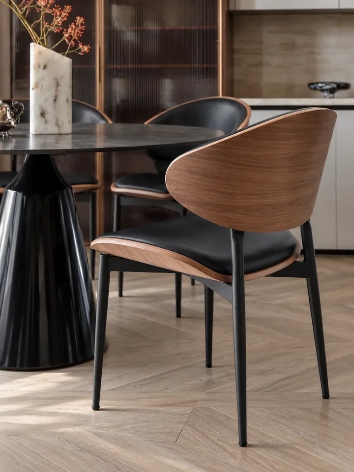 Widok z góry na designerskie krzesło, prezentujące jego proporcje i charakterystyczny design od Primavera Home.