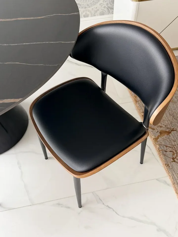 Krzesło Wing w układzie bocznym, podkreślające elegancję i styl mebli na zamówienie od Primavera Home.