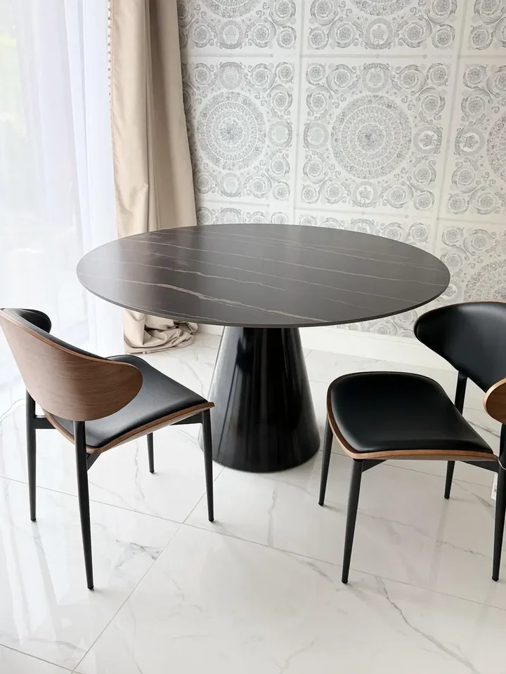 Ujęcie z tyłu krzesła, pokazujące jego unikalny kształt i nowoczesny design od Primavera Home.