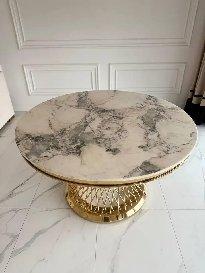 Perspektywa ukazująca Ekskluzywny Okrągły Stół Antonio 130 cm w przestrzeni jadalni od Primavera Home.