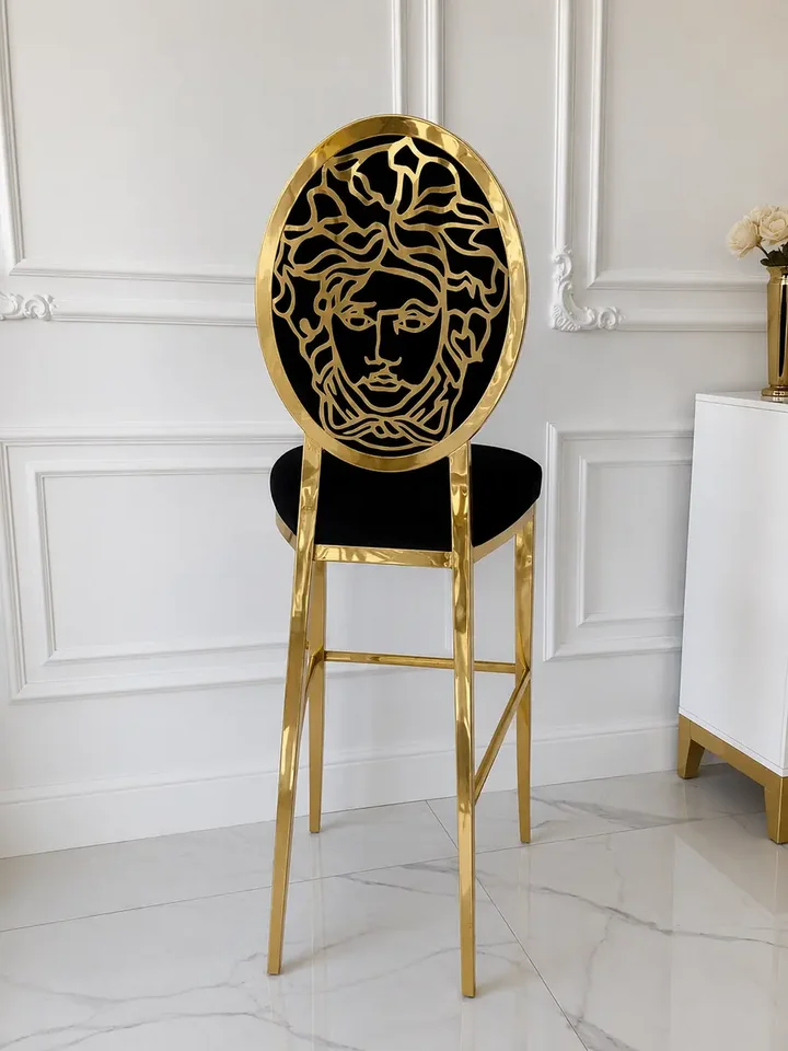Zbliżenie na detal wykończenia Hokera Glamour Medusa. Idealny wybór dla eleganckich wnętrz od Primavera Home.