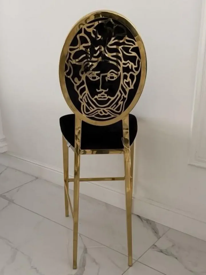 Hoker Glamour Medusa w ujęciu z przodu. Ekspozycja w salonie od Primavera Home.