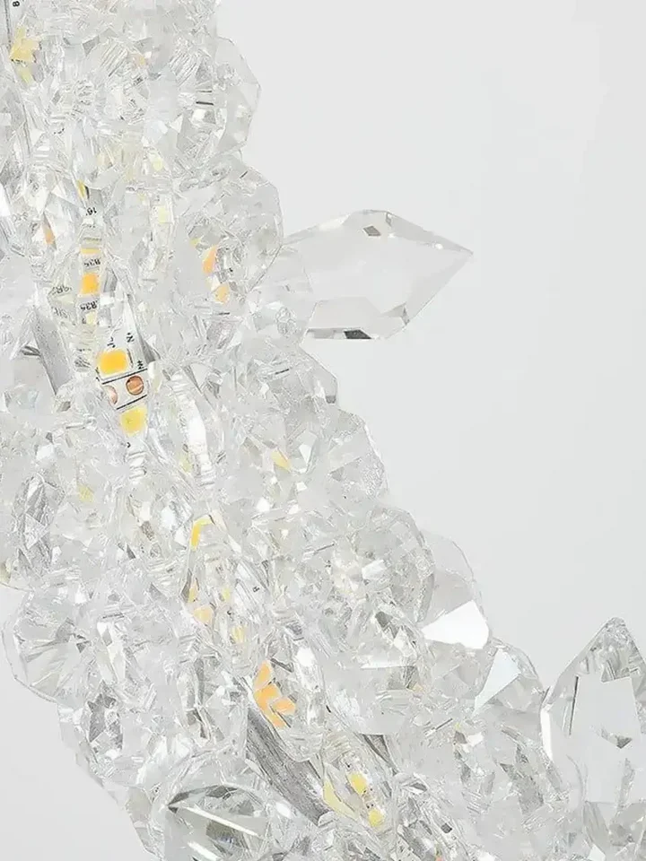 Lampa Wisząca Kryształowa Złota ICE XS w strefie relaksu, wprowadzająca przytulną atmosferę od Primavera Home.