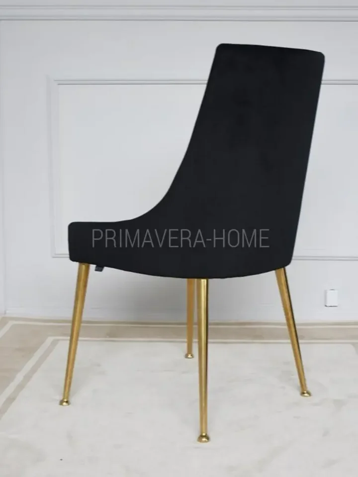 Krzesło ustawione przy elegancko nakrytym stole, gotowe na przyjęcie gości od Primavera Home.