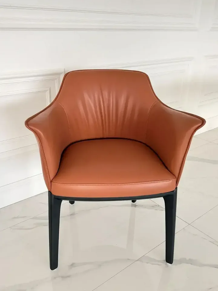 Szczegółowy obraz detalu wykończenia krzesła MODERN. Ekspozycja od Primavera Home.