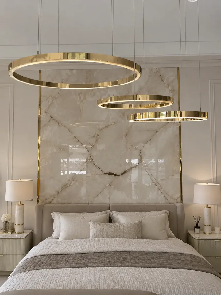 Aranżacja nowoczesnego wnętrza z lampą glamour led GALASSIA okrągła z połyskiem ringi, regulowana, nowoczesna, loft do salonu złota OUTLET. Oświetlenie od Primavera Home.