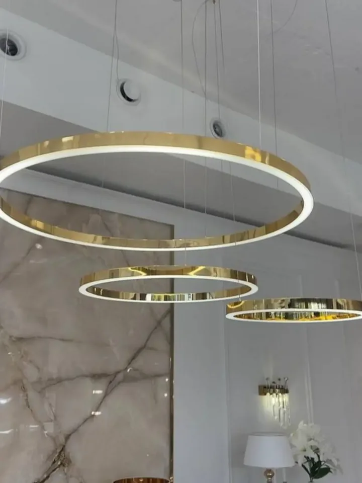 Widok z góry na lampę glamour led GALASSIA okrągła z połyskiem ringi, regulowana, nowoczesna, loft do salonu złota OUTLET. Meble na zamówienie od Primavera Home.