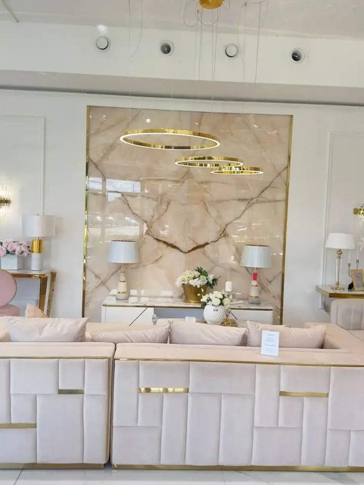 Lampa glamour led okrągła z połyskiem ring regulowana w aranżacji nowoczesnego salonu. Meble na zamówienie od Primavera Home.