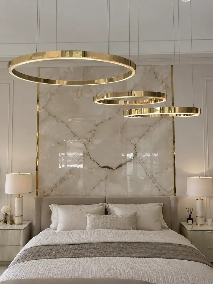 Lampa glamour led okrągła z połyskiem ring regulowana w nowoczesnym wnętrzu salonu. Oświetlenie od Primavera Home.