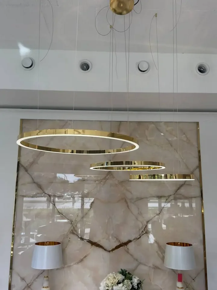 Lampa glamour led okrągła z połyskiem ring regulowana, szczegółowy widok na wykończenia. Oświetlenie dostarczone przez Primavera Home.