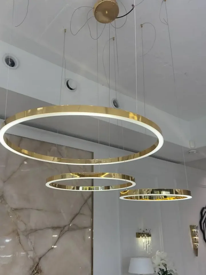 Lampa glamour led okrągła z połyskiem ring regulowana ukazana z boku, idealna do aranżacji nowoczesnego wnętrza od Primavera Home.