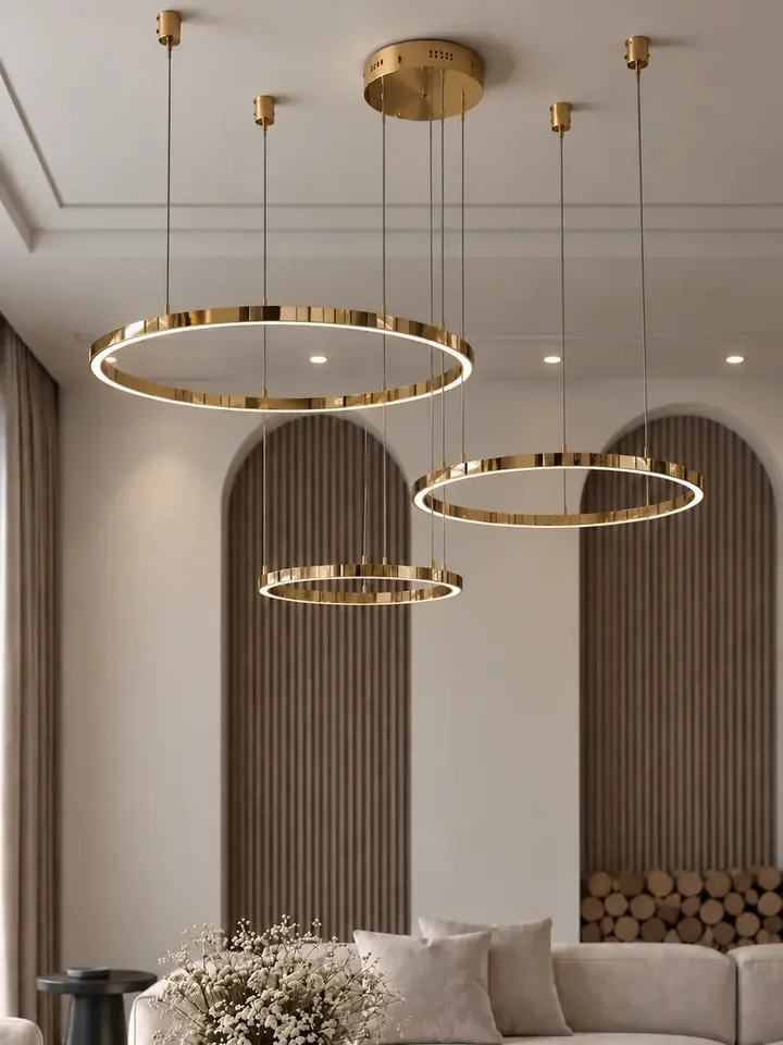 Lampa glamour led okrągła z połyskiem ring regulowana w jasnym wnętrzu, doskonałe do nowoczesnych przestrzeni od Primavera Home.