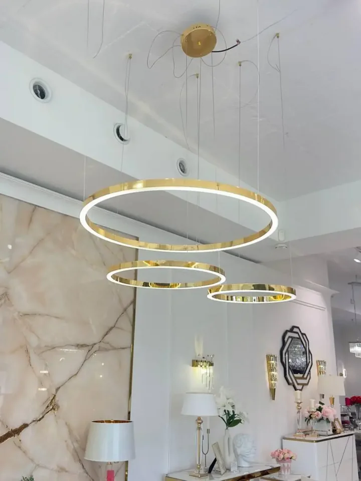 Lampa glamour led okrągła z połyskiem ring regulowana w pełnej aranżacji zestawu oświetleniowego od Primavera Home.