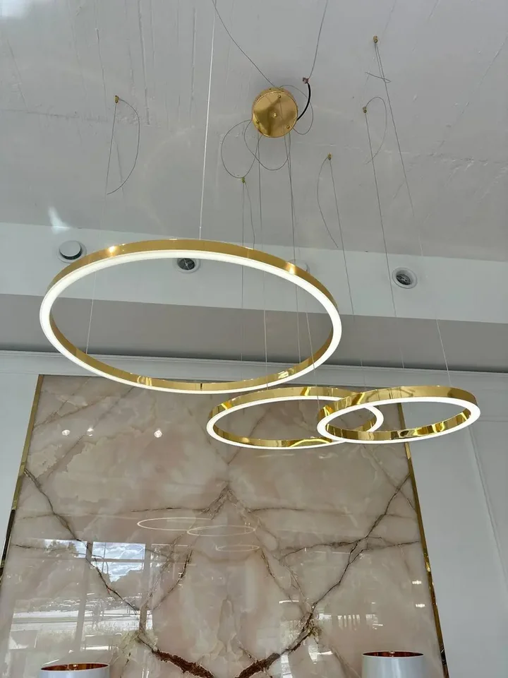 Lampa glamour led okrągła z połyskiem ring regulowana, zbliżenie na jej kształt i wykończenie, dostępna w Primavera Home.