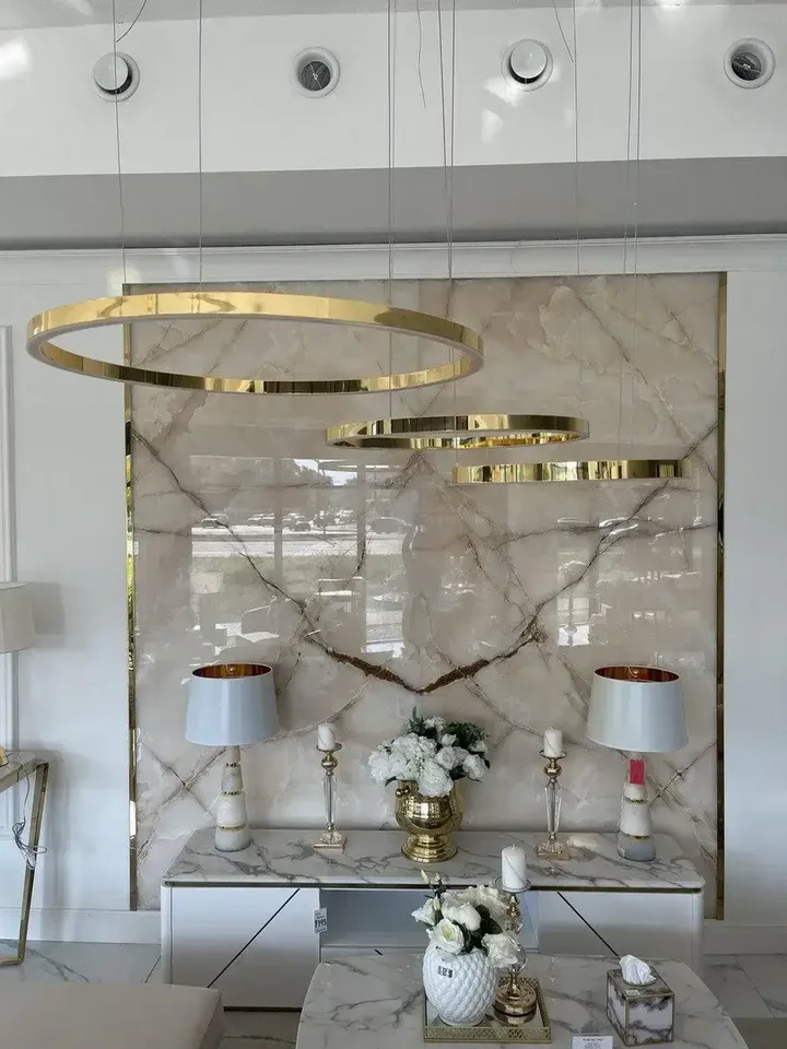 Lampa glamour led okrągła z połyskiem ring regulowana w nowoczesnym designie, perfekcyjna do każdego wnętrza od Primavera Home.