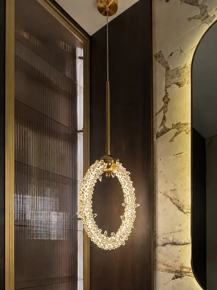 Lampa Wisząca Kryształowa Złota ICE XS z boku, idealnie wkomponowana w aranżację nowoczesnego wnętrza z kolekcji Primavera Home.