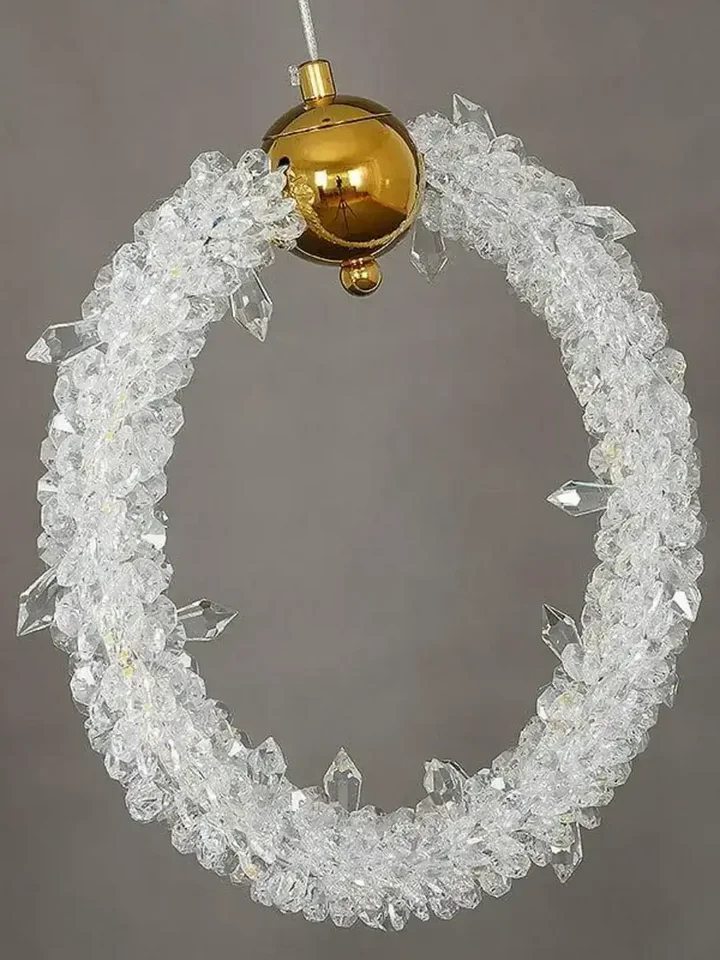Lampa Wisząca Kryształowa Złota ICE XS nad stołem w eleganckiej aranżacji, stworzona przez Primavera Home.