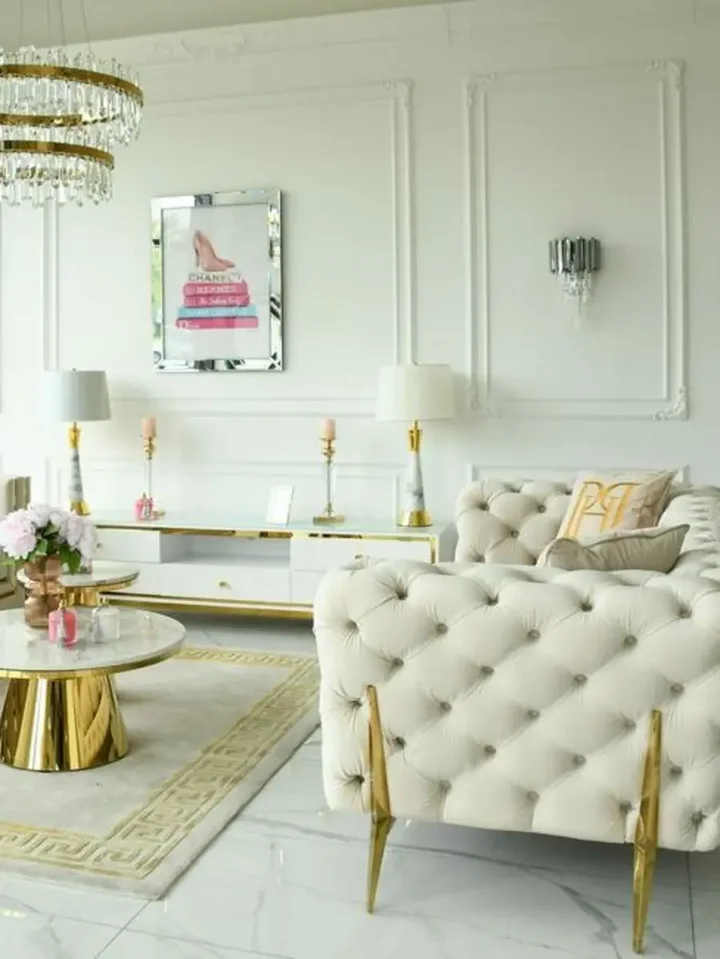 Luksusowa złota sofa pikowana DIVA GOLD w ujęciu 360 stopni, ukazująca wszystkie walory. Meble na zamówienie od Primavera Home.