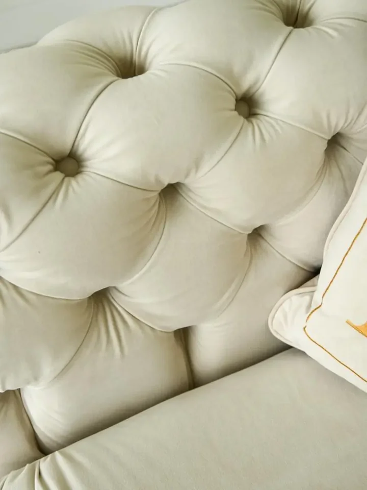 Luksusowa złota sofa pikowana DIVA GOLD z widoku od dołu, eksponująca elegancką podstawę. Ekspozycja w salonie Primavera Home.