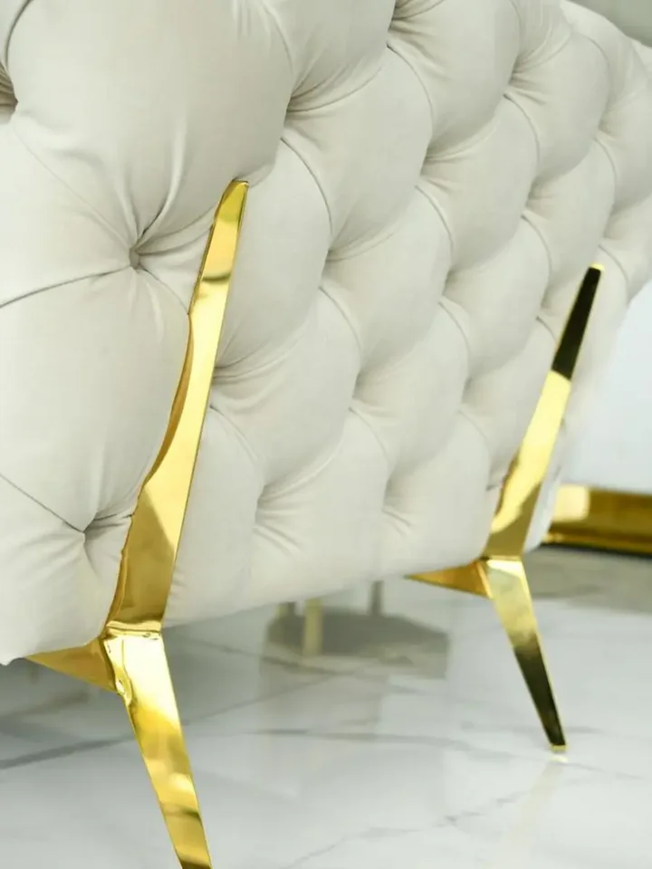 Luksusowa złota sofa pikowana DIVA GOLD w zestawie w aranżacji salonu. Detal wykończenia w Primavera Home.