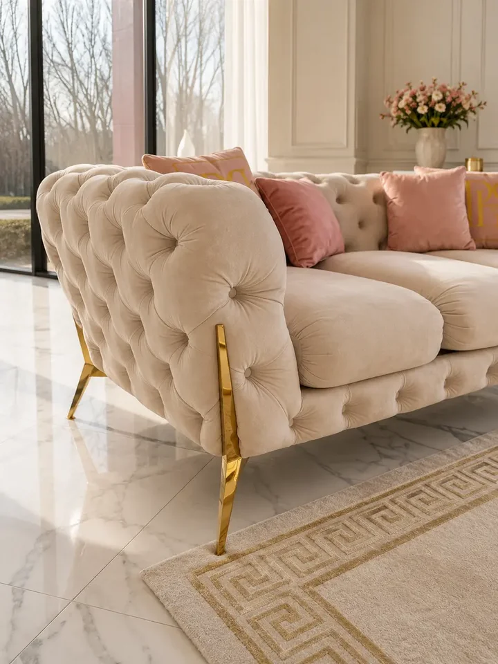 Luksusowa złota sofa pikowana DIVA GOLD w aranżacji nowoczesnego salonu. Meble na zamówienie od Primavera Home.