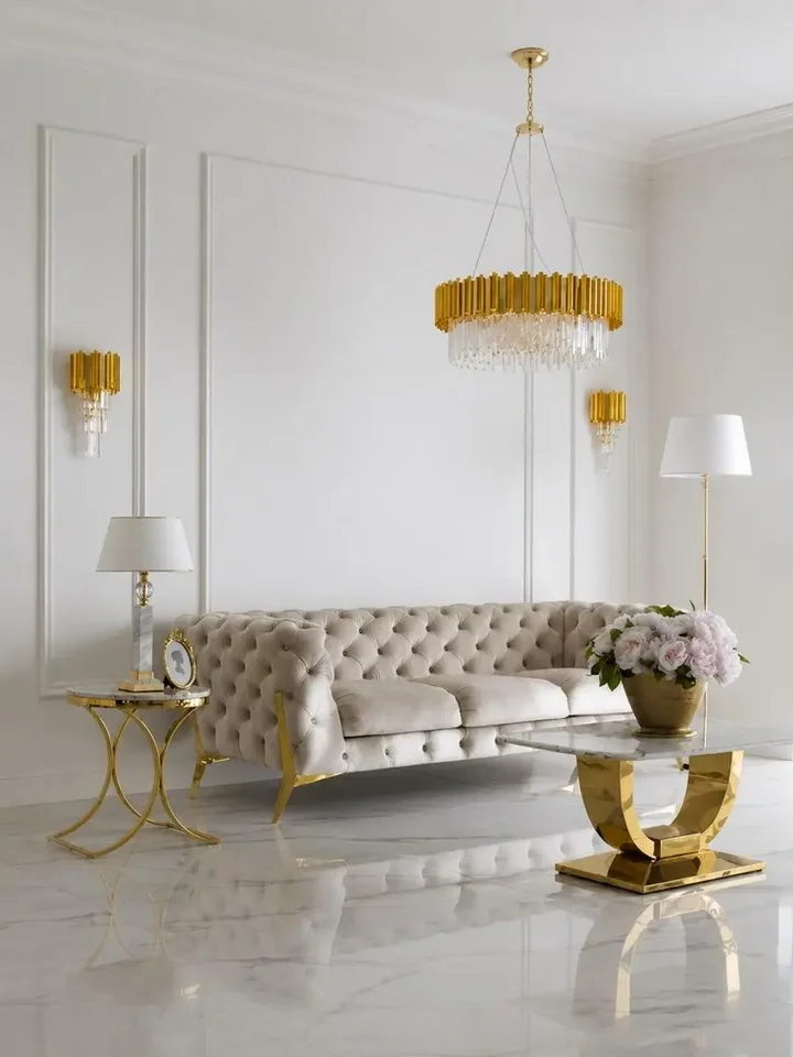 Luksusowa złota sofa pikowana DIVA GOLD widoczna z boku, idealnie komponująca się w przestrzeni. Meble na zamówienie od Primavera Home.