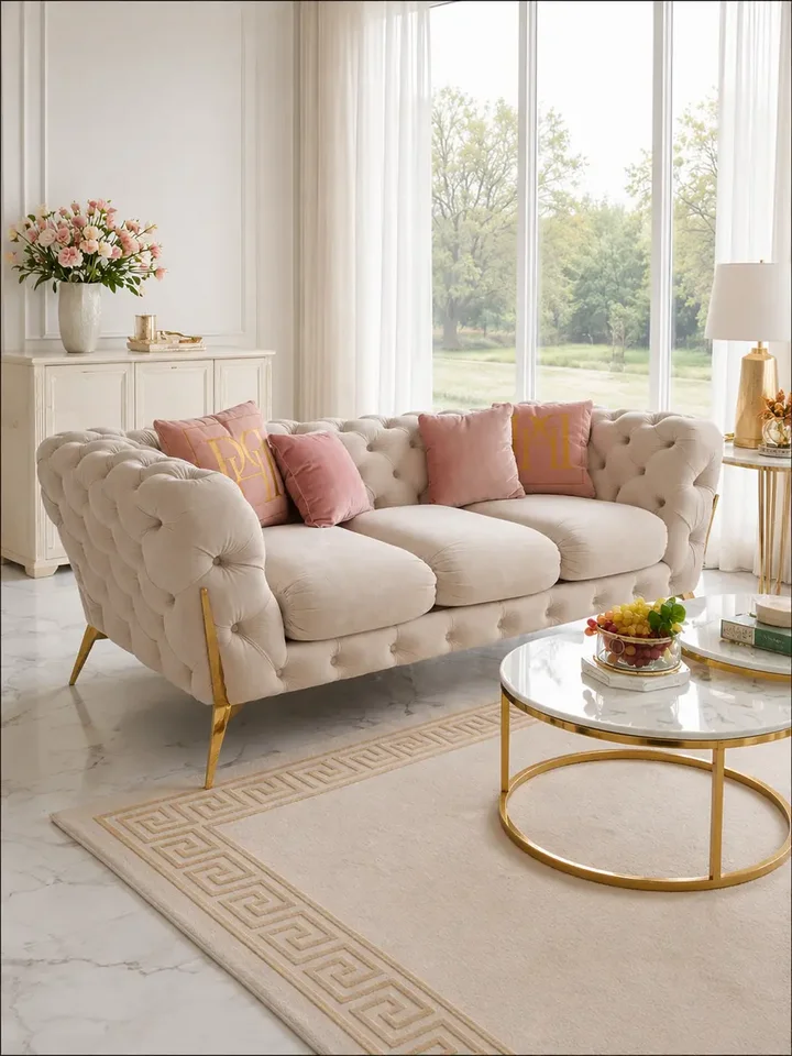 Luksusowa złota sofa pikowana DIVA GOLD z bliska, ukazująca tkaninę i stylowy design. Aranżacja nowoczesnego wnętrza od Primavera Home.