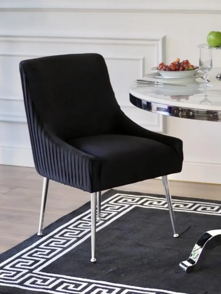 Czarne krzesło tapicerowane glamour z kołatką Paloma w jasnym wnętrzu. Ekspozycja w salonie od Primavera Home.