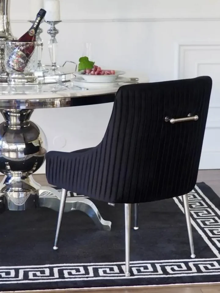 Widok od tyłu na czarne krzesło tapicerowane glamour z kołatką Paloma. Detal wykończenia od Primavera Home.