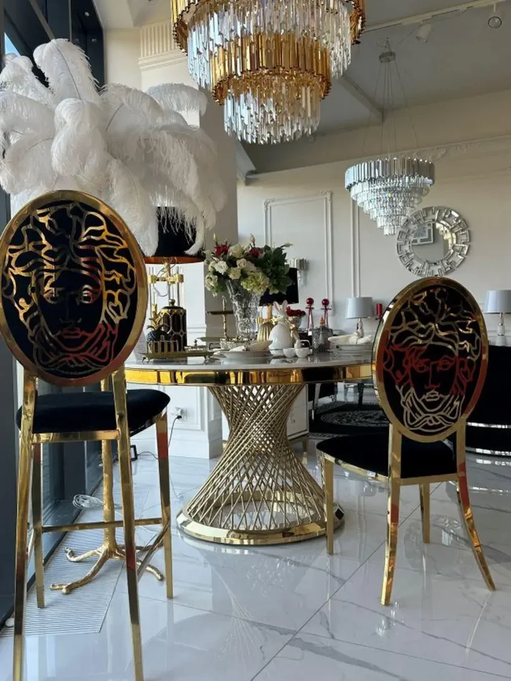 Hoker Glamour Medusa w artystycznej kompozycji, tworzący harmonijną całość. Ekspozycja w salonie od Primavera Home.
