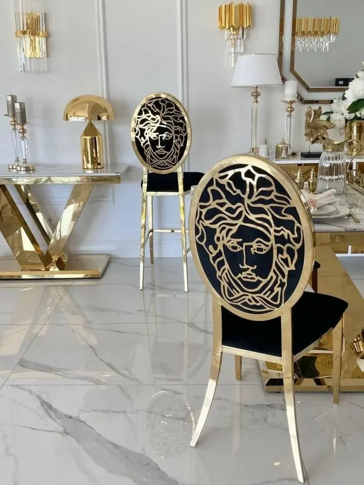 Hoker Glamour Medusa z perspektywy patrzenia, podkreślającej jego elegancję. Meble na zamówienie od Primavera Home.