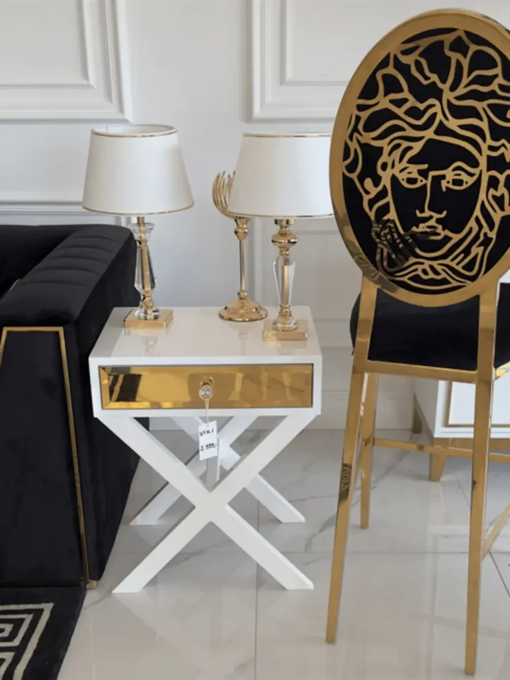 Hoker Glamour Medusa widziany z tyłu, prezentujący elegancki design. Aranżacja nowoczesnego wnętrza od Primavera Home.